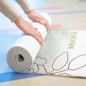 Tapis de yoga en mousse — Motif aquarelle botanique pastel avec inscription « MYOVÄ »